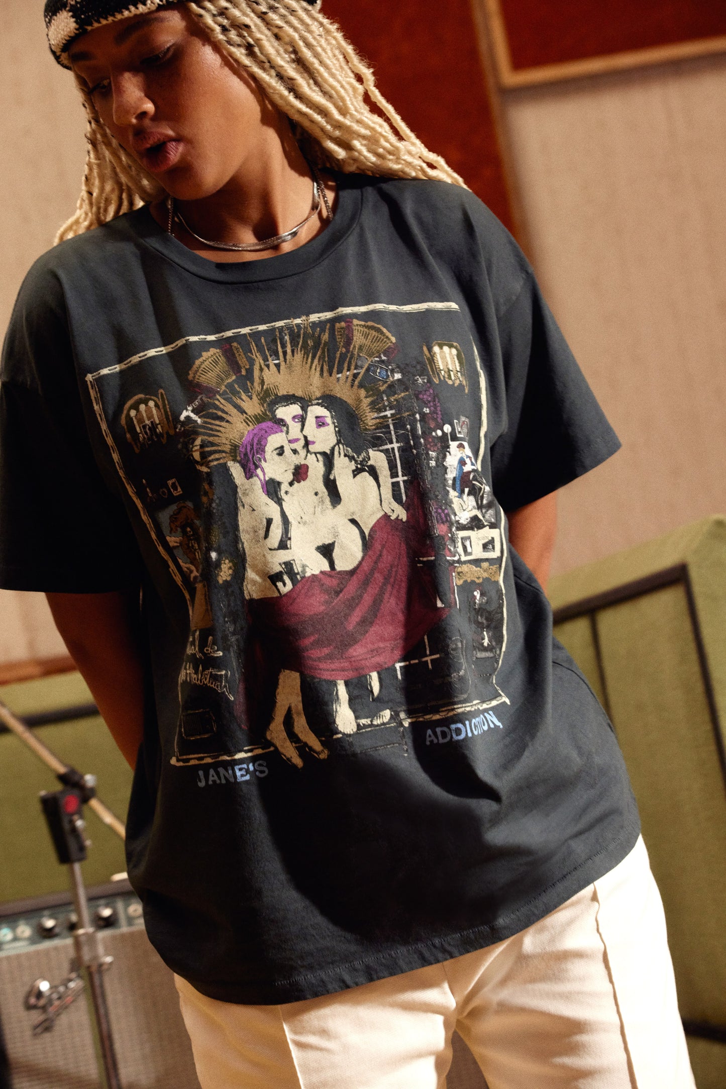 A model featuring a black tee designed with a cover art from the group’s champion album “Ritual de lo Habitual.” 