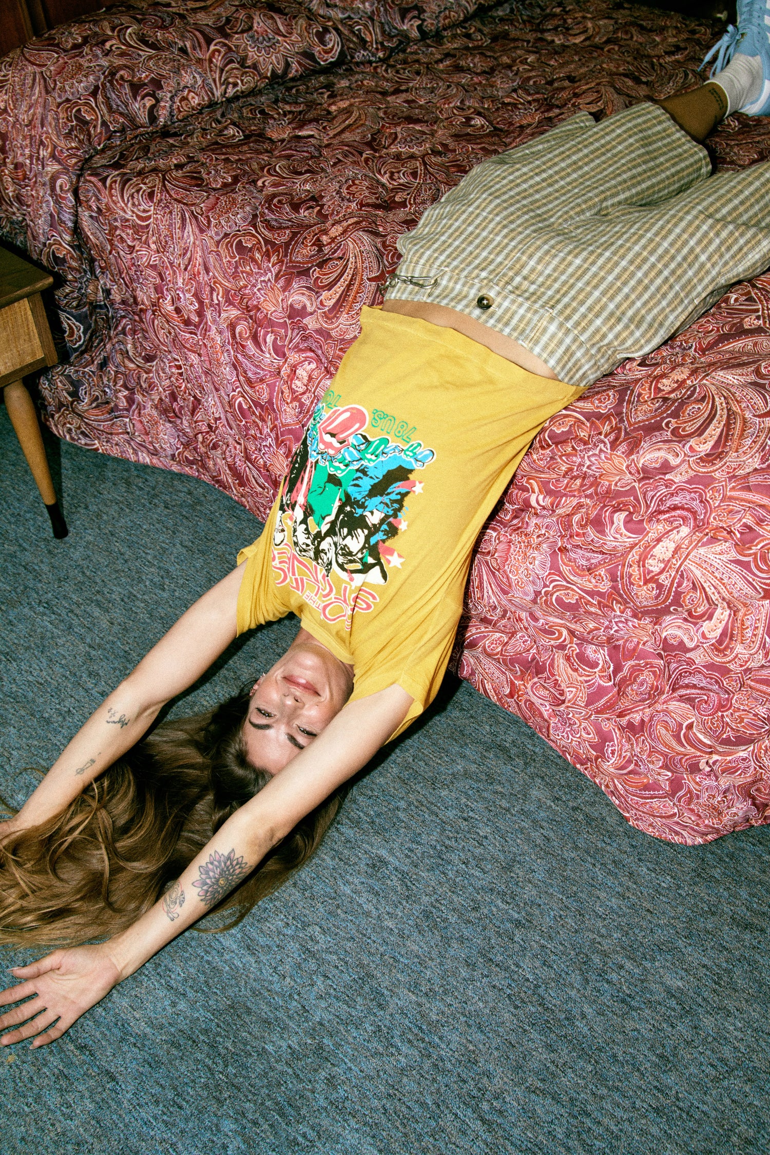 BRUNETTE MODEL IN ROLLING STONES 78 US TOUR RINGER TEE IN GOLDEN DAZE 