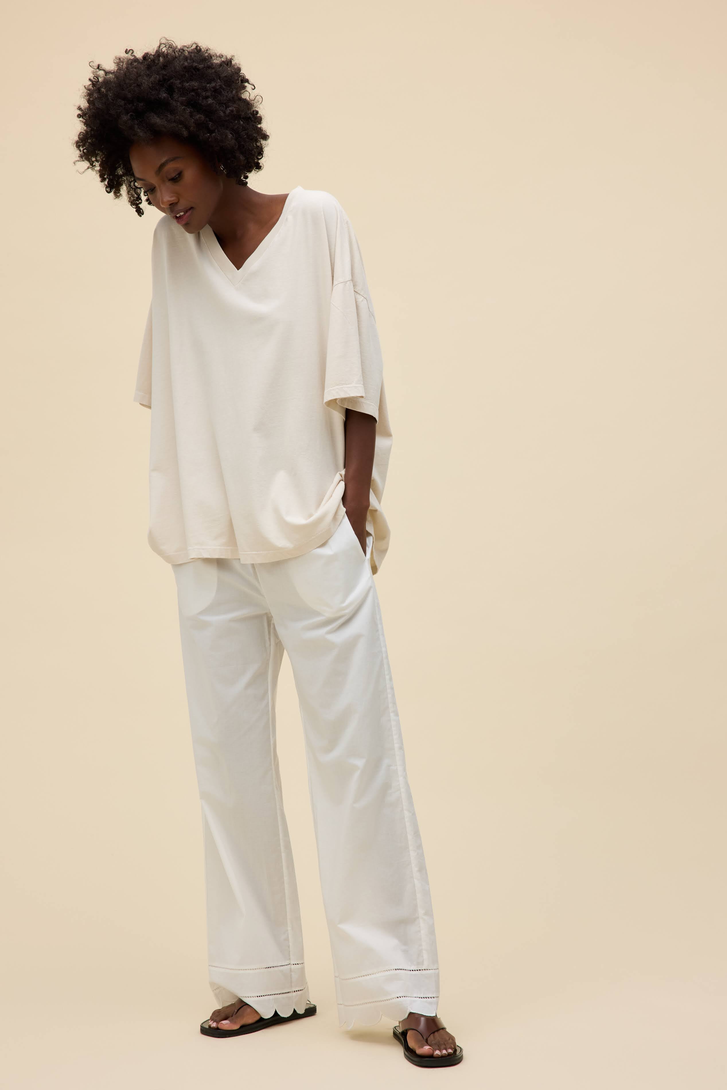 daydream Domino Border T-shirt Sサイズ Ovy Solid OS V-Neck Tee in White | 100% Cotton T-Shirt in Dirty White